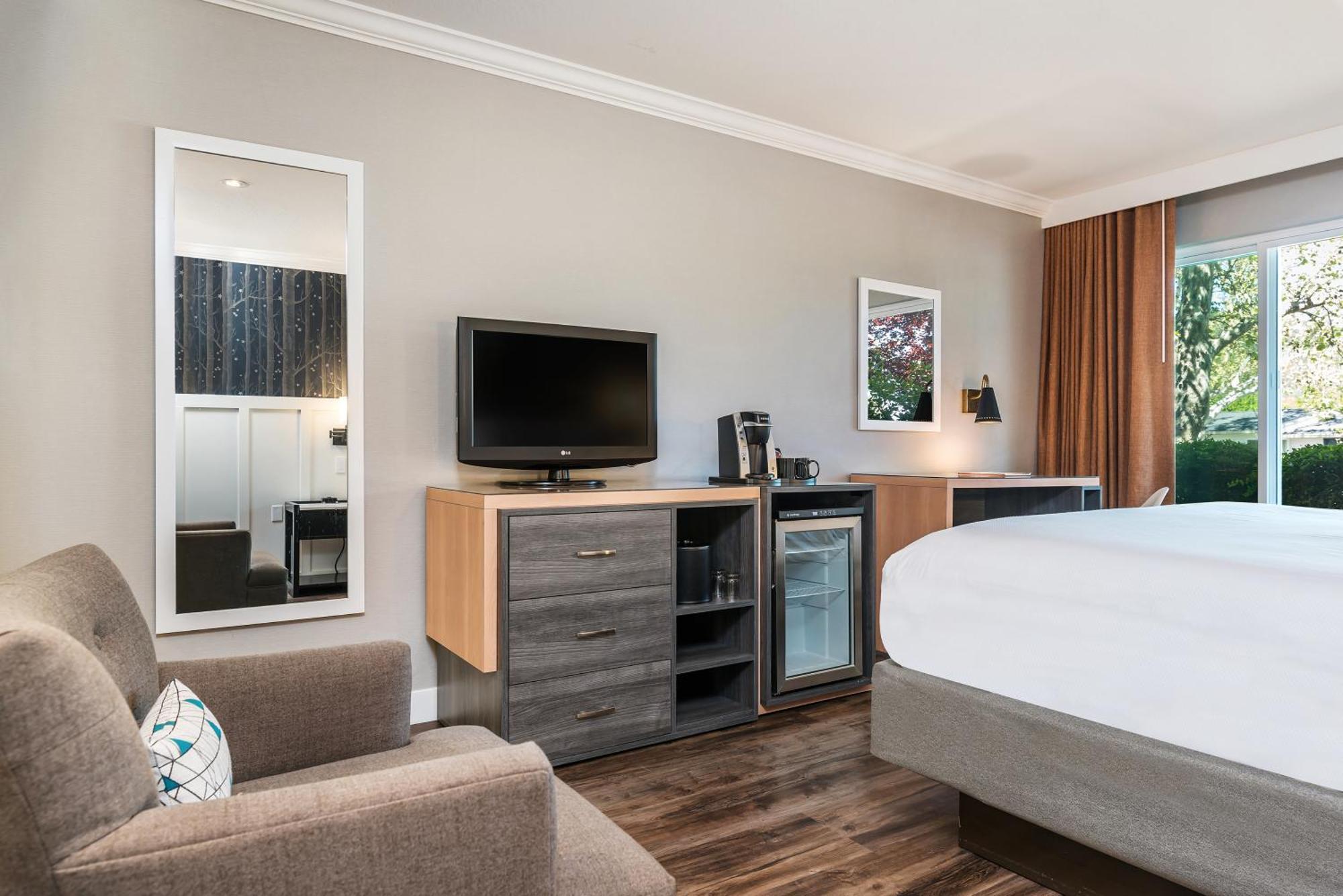 Upvalley Inn & Hot Springs Napa Valley, Ascend Hotel Collection Calistoga Room photo